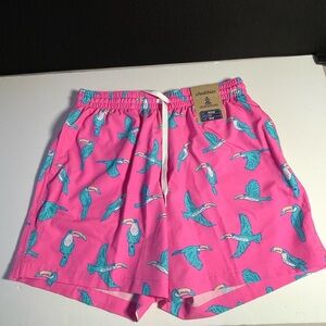 Chubbies Pink Toucan Print Men's Swim Shorts. NWT. Mesh lined. 5.5” inseam. Med